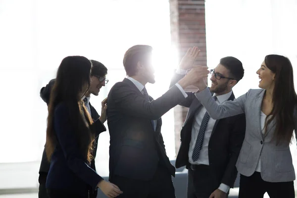 Retrato de uma equipe de negócios entusiasta parabenizando seu c — Fotografia de Stock