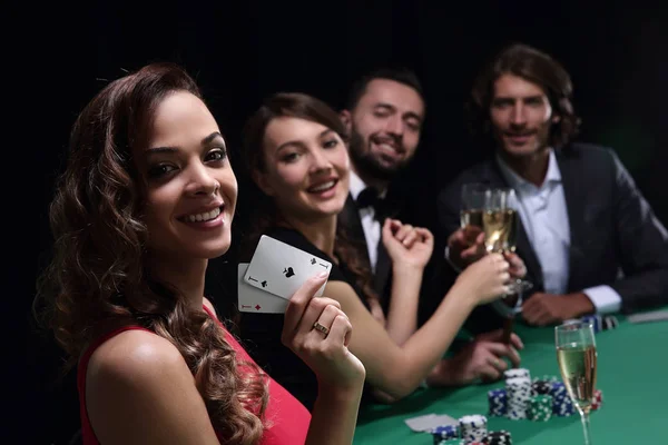 Grupo adulto celebrando amigo ganar blackjack — Foto de Stock