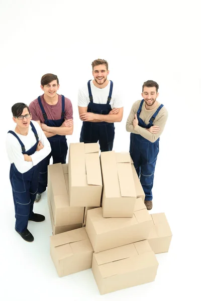 Joyeux déménageurs souriants portant des boîtes, isolés sur fond blanc — Photo