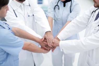 Doktorlar hastanede birlikte elele
