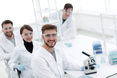 gelecek vaat eden genç bilim adamları laboratuarda