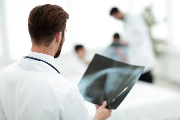 Primer plano. médico con rayos X . — Foto de Stock