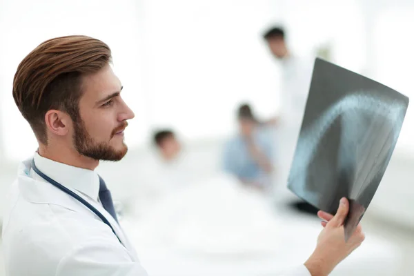 Closeup.surgeon examinando um raio-x . — Fotografia de Stock