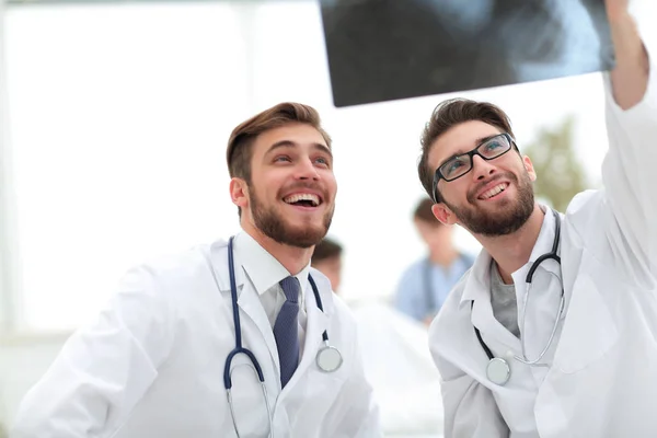 Experts are looking at the x-ray. — Stock Photo, Image