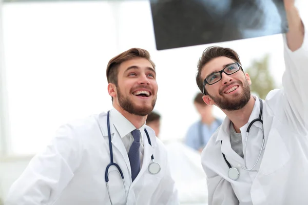 Expertos están mirando la radiografía . —  Fotos de Stock