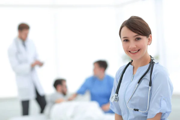Medicinsk arbetare i vårdcentral — Stockfoto