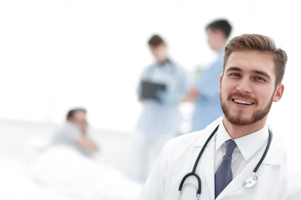 Médico sorridente em fundo borrado — Fotografia de Stock