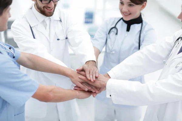 Médicos tomados de la mano en el hospital — Foto de Stock