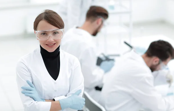 Retrato del científico en el fondo del laboratorio . —  Fotos de Stock