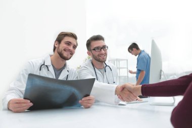 bir el sıkışma ile müşteri karşılama doktor grup