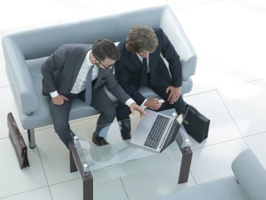 dizüstü bilgisayarda veri tartışırken iş arkadaşları.