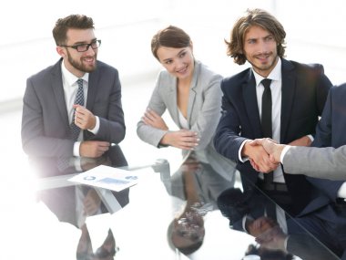 bir iş toplantısında Handshake ortakları