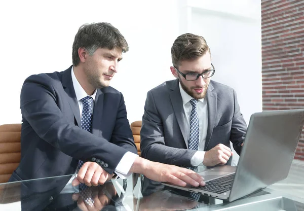 İş arkadaşları çalışma konuları tartışmak