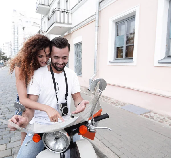 Rollerfahrt. schönes Paar fährt zusammen Roller. — Stockfoto