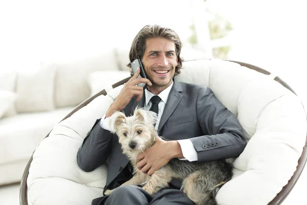 Biznes człowiek rozmawia przez telefon i trzymając jego zwierzę — Zdjęcie stockowe