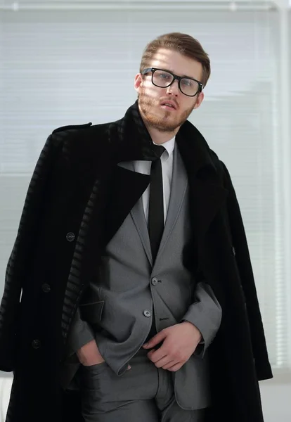 Портрет серьезного бизнесмена в черном пальто — стоковое фото