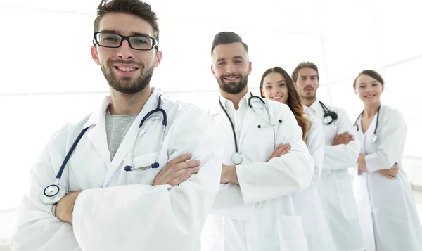 Retrato de grupo de los principales profesionales médicos . — Foto de Stock