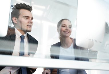 Camın arkasından. İşyerinde meslektaşları