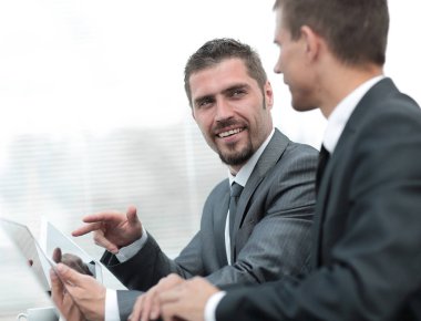 iş arkadaşları tablet bilgisayar ile çalışma.