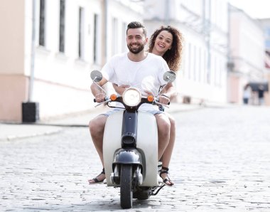 Cool adam ve güzel kız ifade ile scooter üzerinde sürme