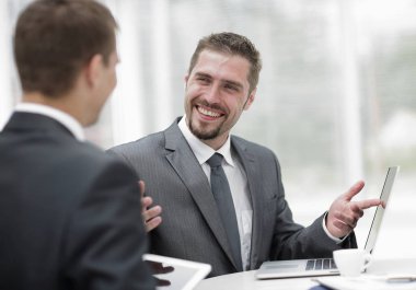 closeup.business ortakları iş sorunları tartışıyor