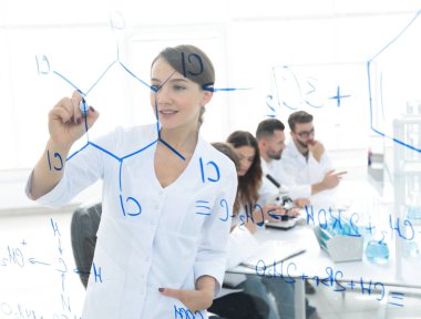 şeffaf yönetim kurulu ile görüntüleyin. kadın bilim adamı bir rapor meslektaşları için yapar.