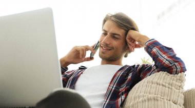 başarılı bir adam bir Smartphone-e doğru bahsediyoruz Close-Up