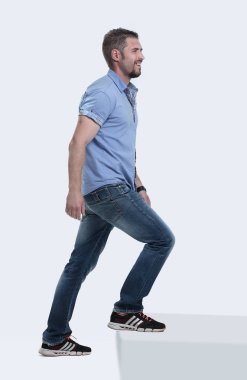 Kendine güvenen genç erkek giyim, ileri gider.