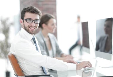 Bulanık arkaplan ofisindeki iş adamı