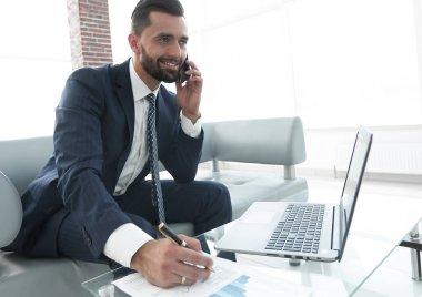 İşadamı Smartphone'da mali grafikler hakkında konuşmak.