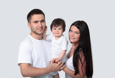 Beyaz bir arka plan üzerinde yeni doğan bebek ile mutlu aile.