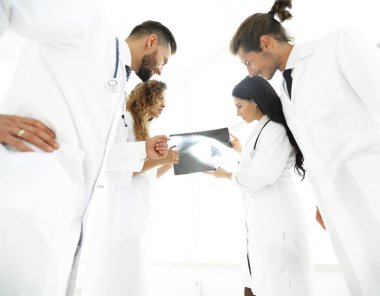 Doktor Röntgen tartışırken grup