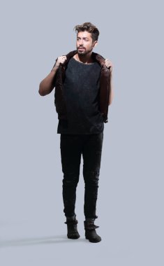 Sıradan giyinmiş genç yakışıklı bir adam.