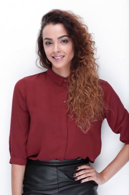 Modern genç bir kadının yakın çekimi.