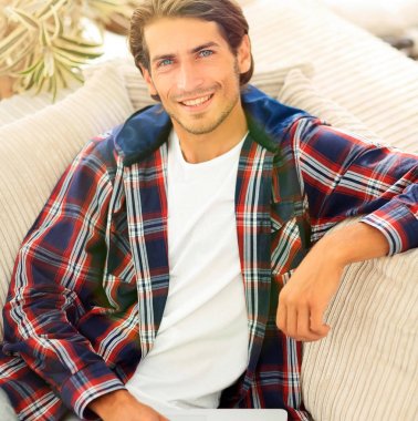 dizüstü bilgisayarda çalışan ve kameraya bakarak başarılı adam. Yukarıdan görüntülemek