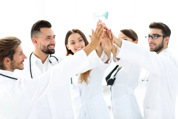 Grupp läkare ge varandra en hög fem. — Stockfoto