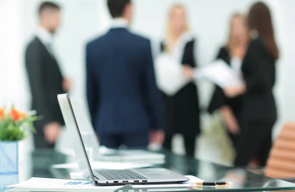 De twee laptops van de afbeelding op het bureaublad achtergrond — Stockfoto