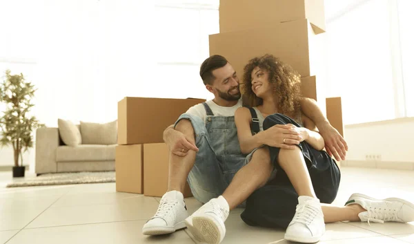 Pareja casada sentada cerca de cajas de cartón en un apartamento nuevo — Foto de Stock