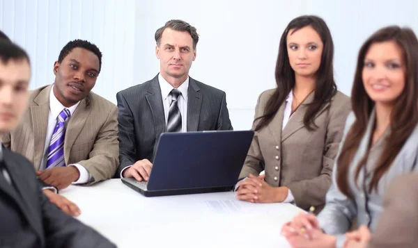 Affärsmannen och business team sitter vid skrivbord — Stockfoto