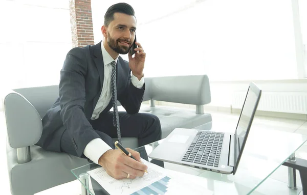 Empresario hablando en smartphone sobre documentos financieros — Foto de Stock