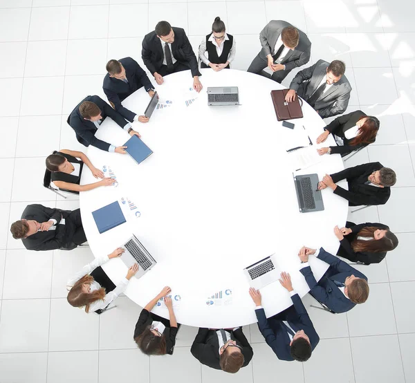 Widok ze szczytu zgromadzenia akcjonariuszy spółki przy okrągłym stole. — Zdjęcie stockowe