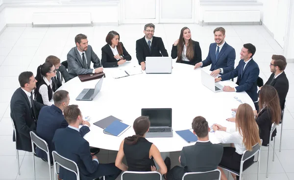 Rencontrer des partenaires d'affaires dans la salle de conférence . — Photo