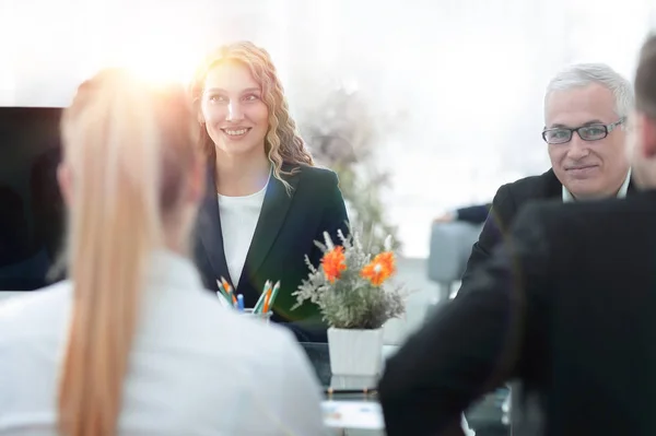 Grupo de socios comerciales confiados discutiendo el documento en la reunión — Foto de Stock