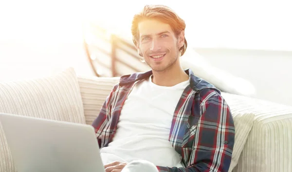 Ernstige jonge man met laptop. — Stockfoto