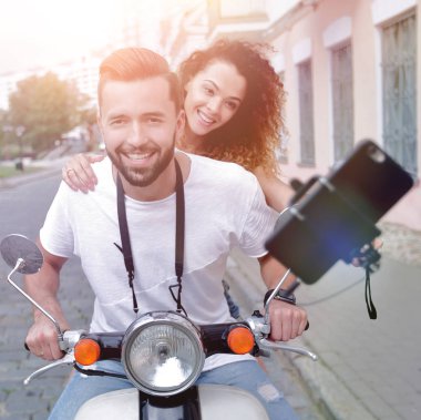 Mutlu çift motosiklet üzerinde seyahat. Seyahat kavramı