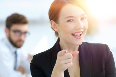 ofis arka plan üzerine bir iş kadını yüzü