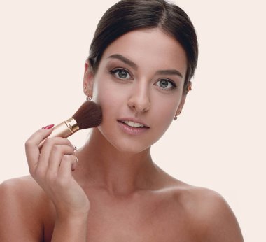 Güzel bir kadının makyaj fırçası ile yakın çekim