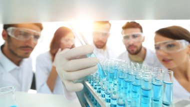 arka plan görüntüsü sıvıyla okuyan microbiologists oluşan bir gruptur