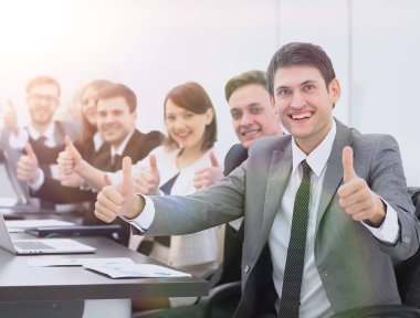 başparmak kadar gösteren başarılı bir iş takım