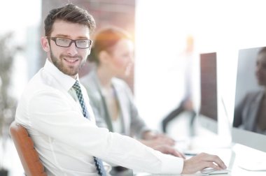 Bulanık arkaplan ofisindeki iş adamı